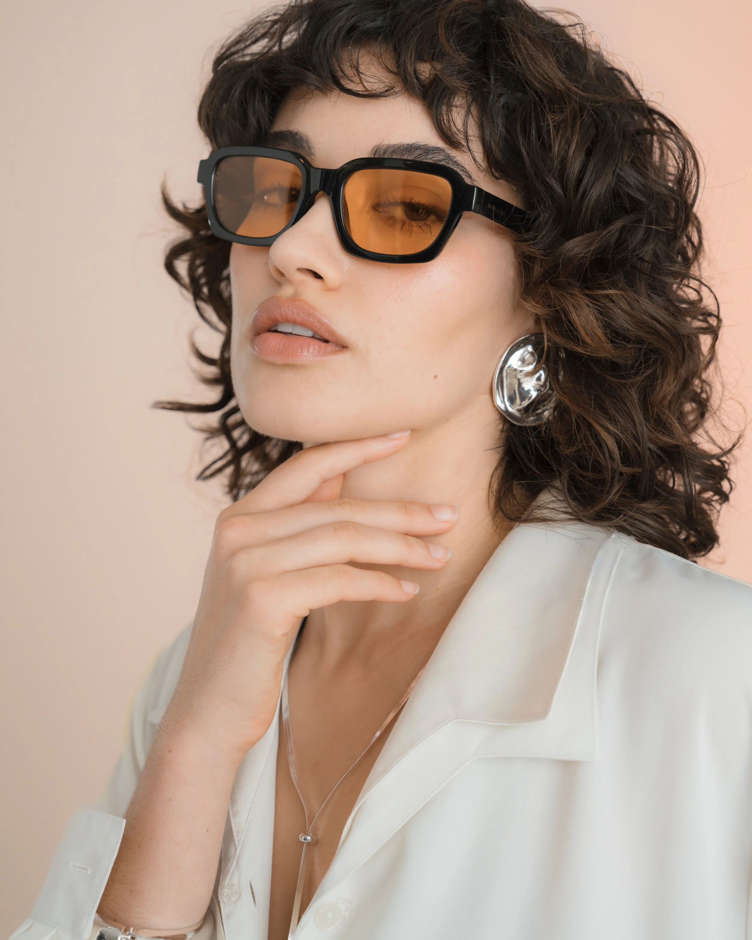 Fashion Portrait einer Frau mit Schmuck und Sonnenbrille im Studio mit minimalistischem Look