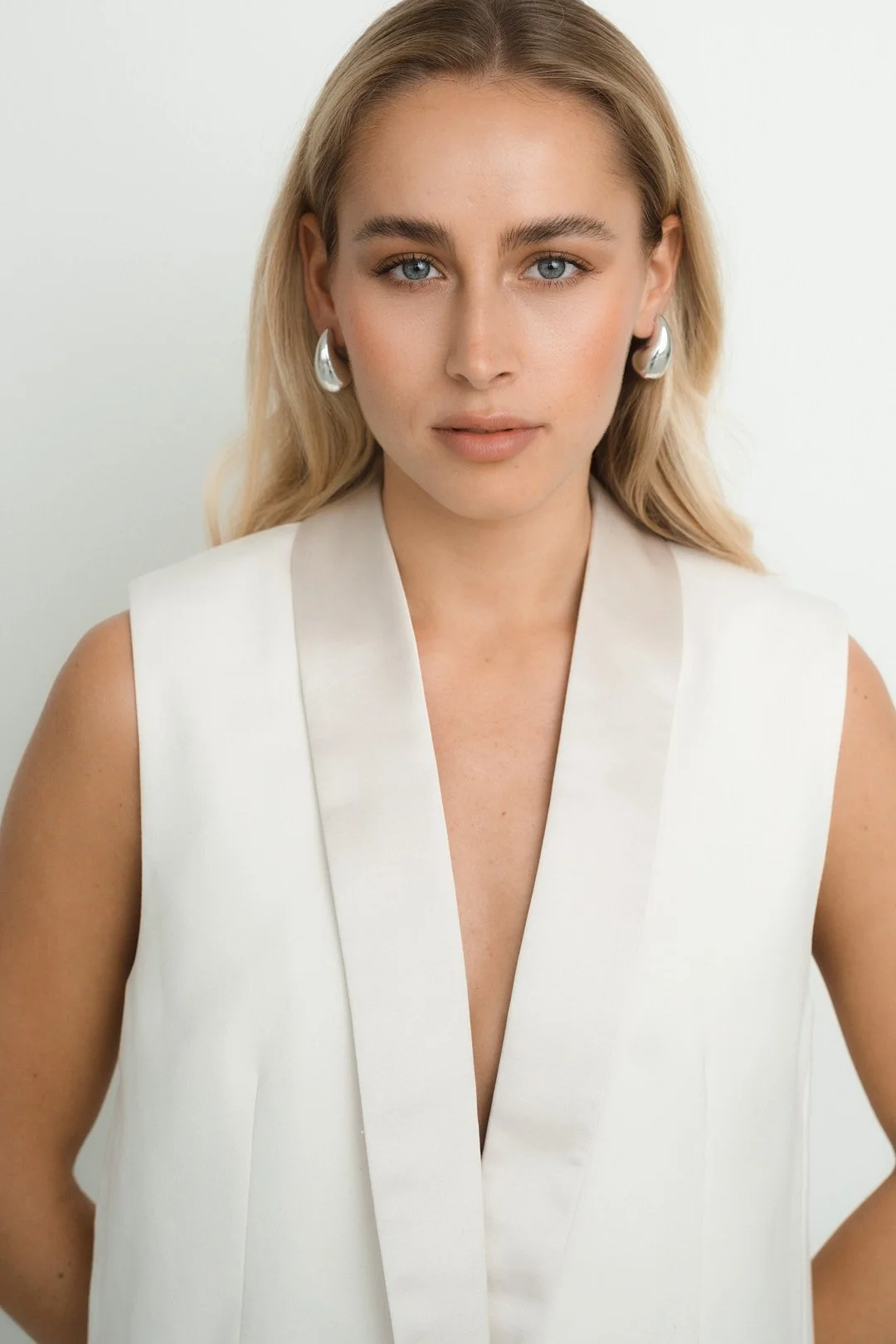 Clean Beauty Portrait einer Frau im Studio mit natürlichem Licht und minimalistischem Styling