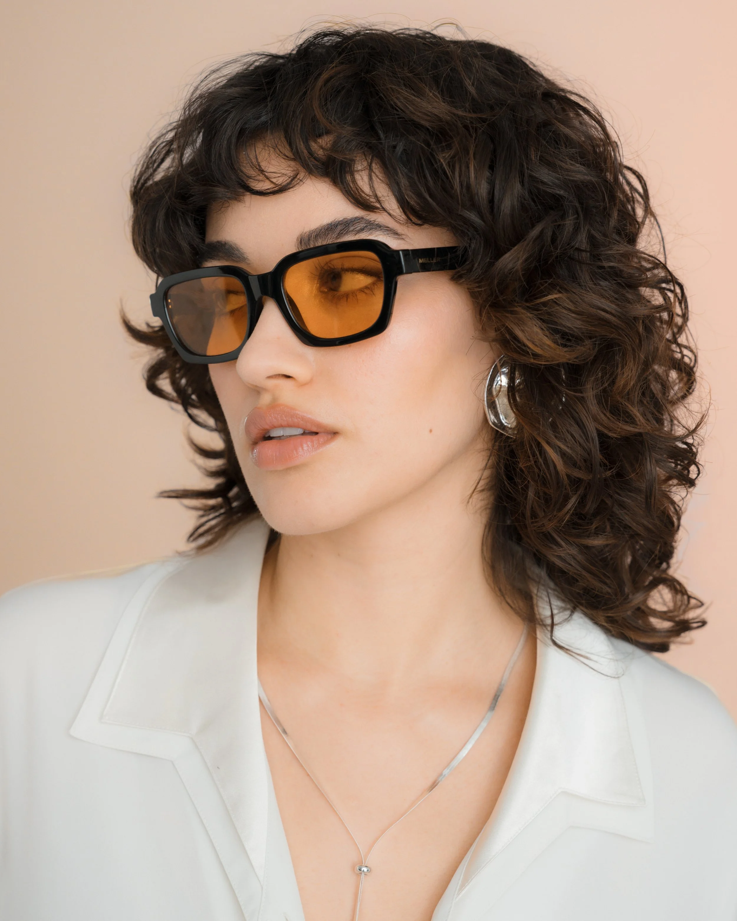 Editorial Portrait einer Frau mit Sonnenbrille im Studio mit weichem Licht und modernem Styling