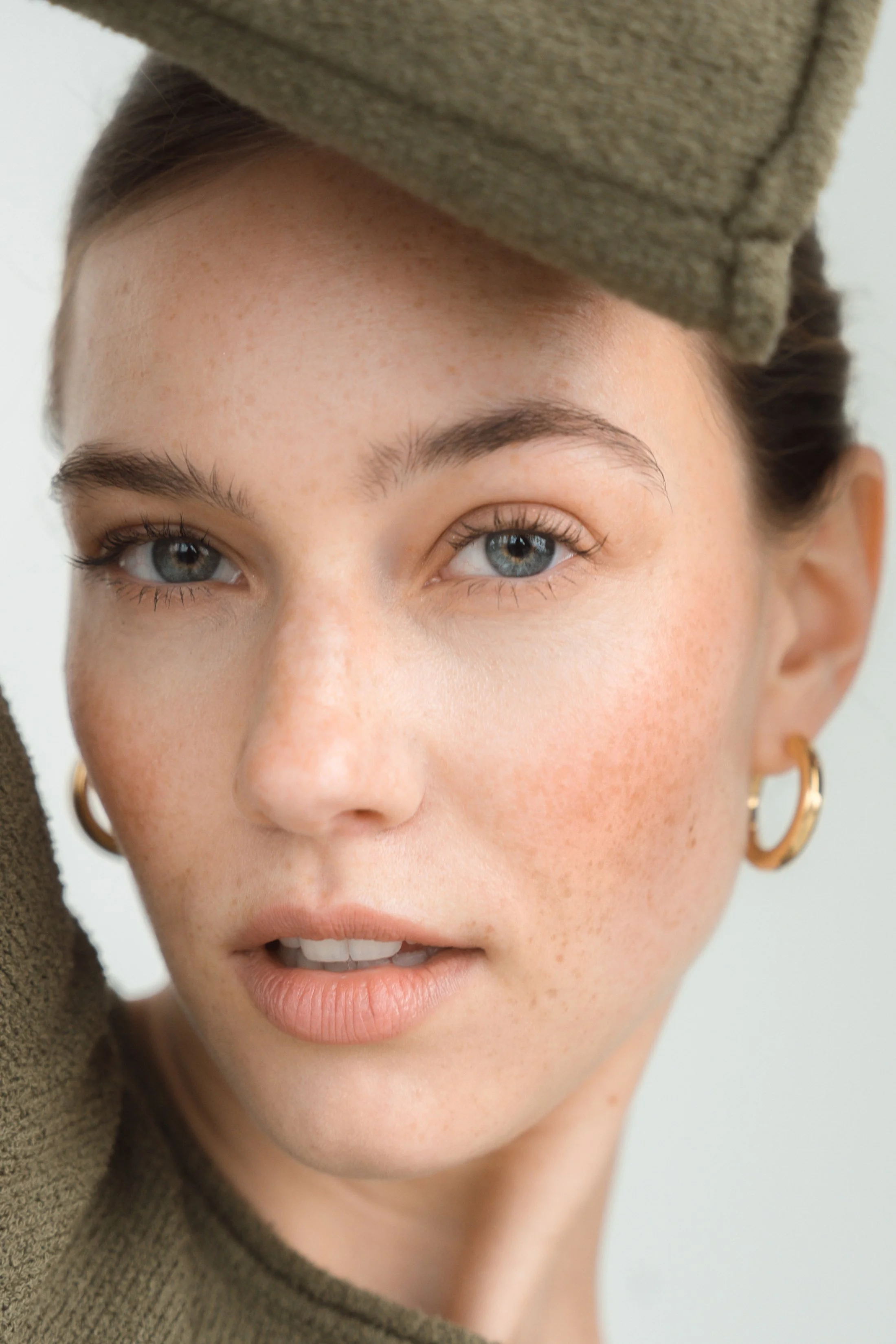 Natürliches Beauty Portrait einer Frau im Studio mit weichem Licht und minimalistischem Styling