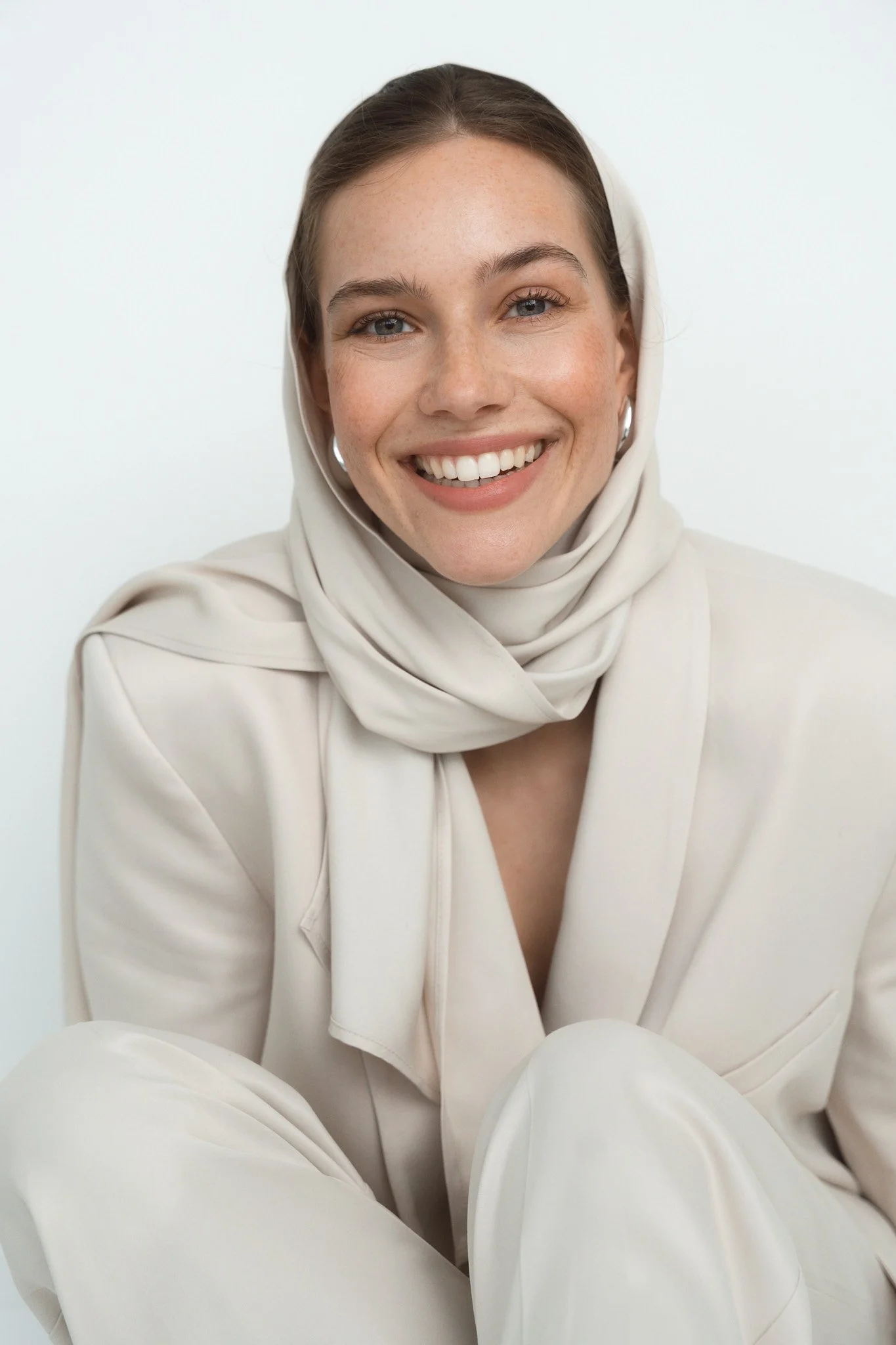 Clean Beauty Portrait einer Frau im Studio mit natürlichem Licht und minimalistischem Styling