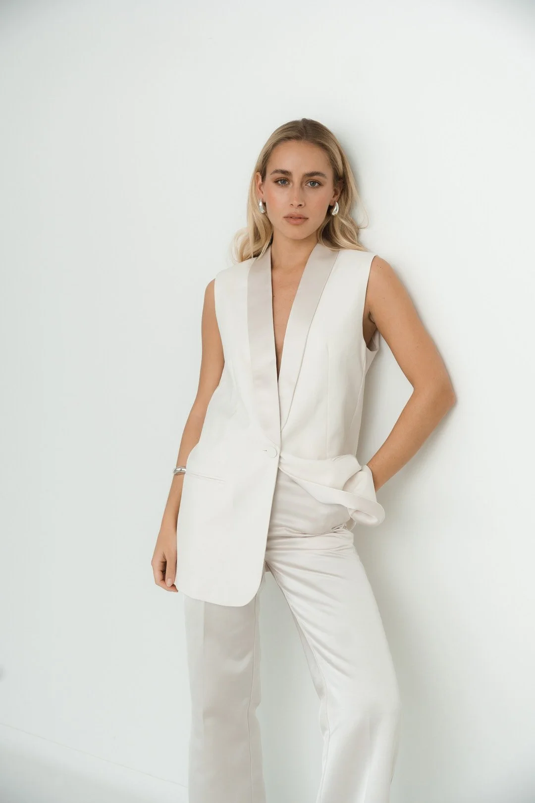 Ganzkörper Portrait einer Frau in weißem Outfit im Studio mit natürlichem Licht