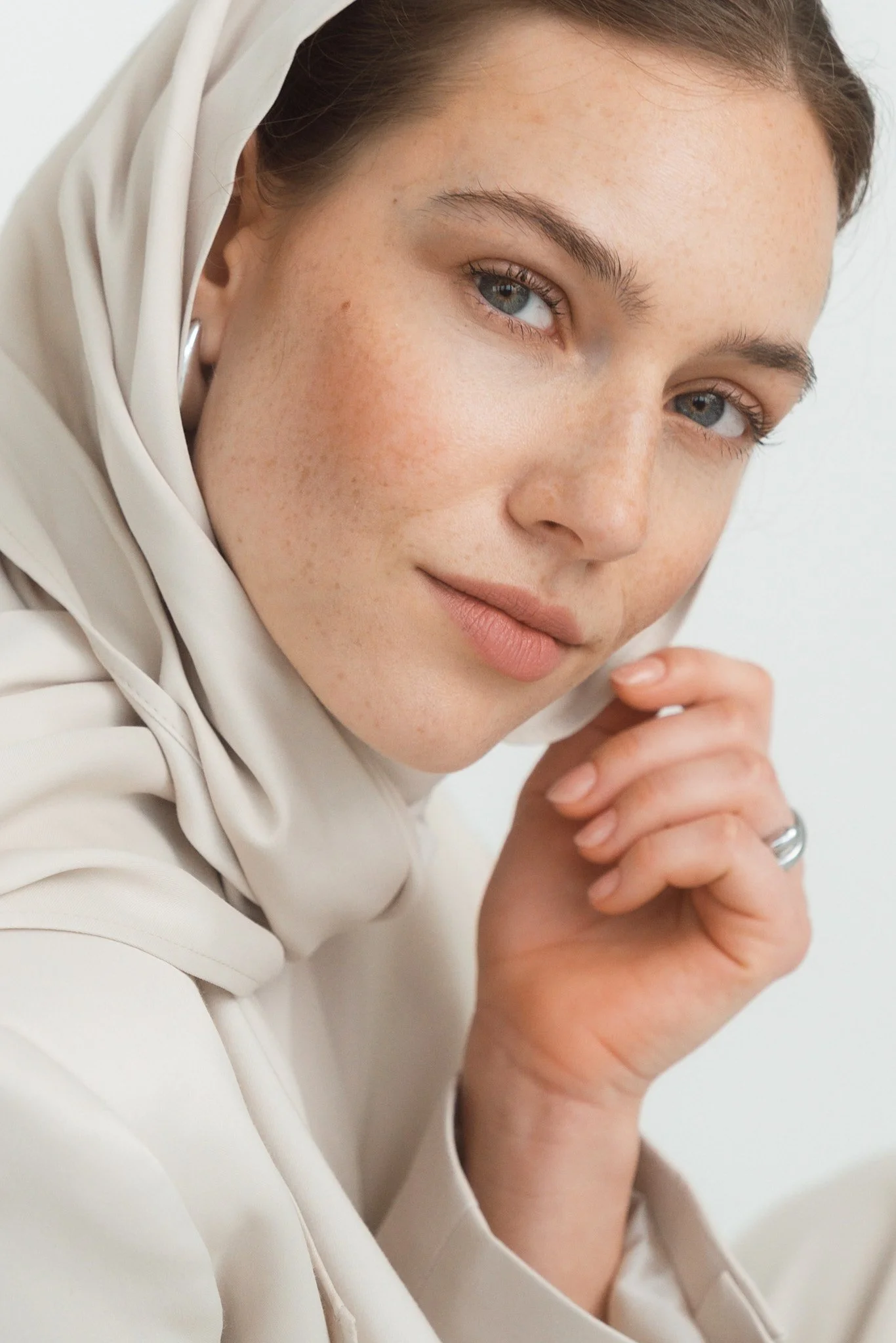 Clean Beauty Portrait einer Frau im Studio mit natürlichem Licht und minimalistischem Styling