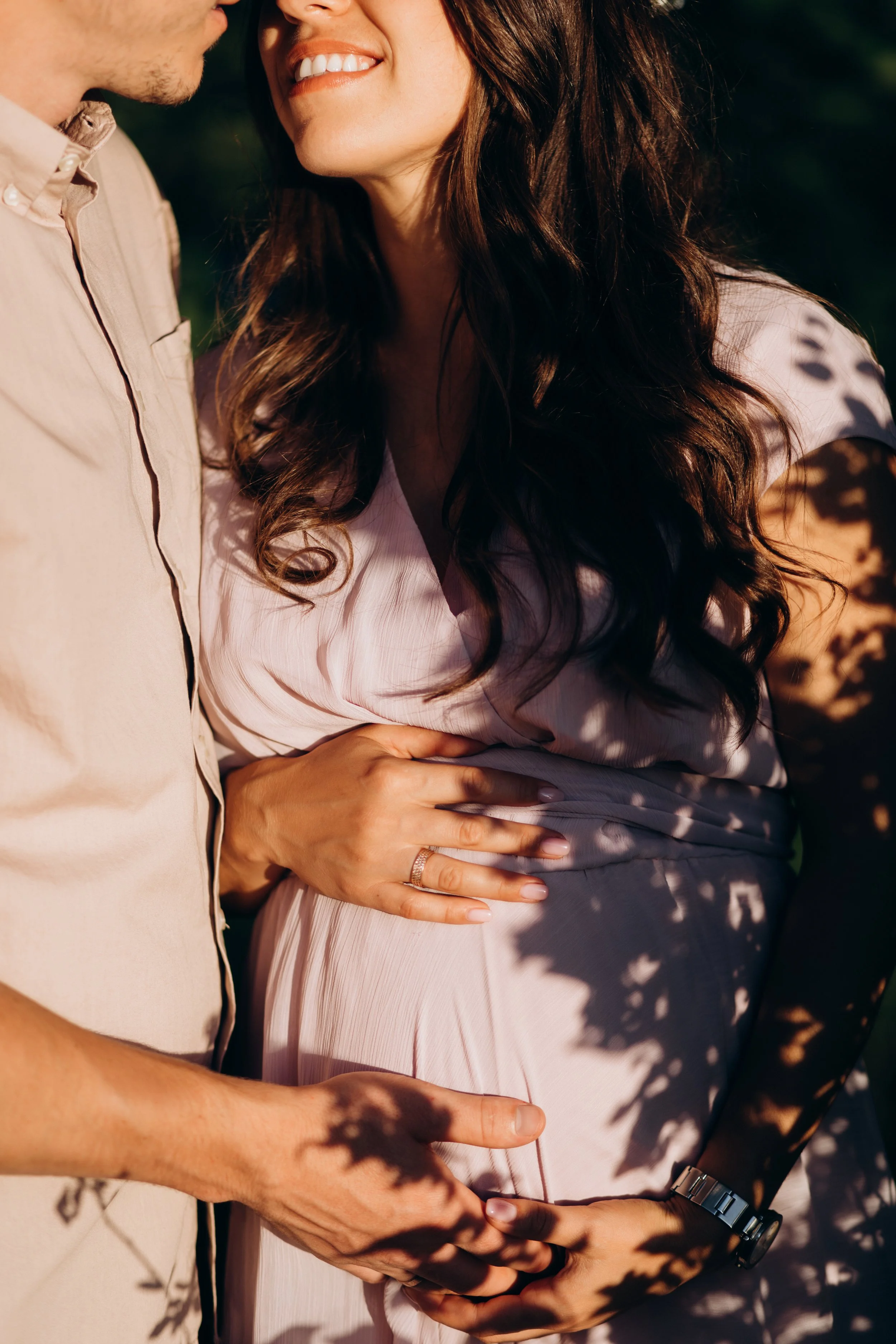 femmes enceinte et un hommes les deux avec les mains sur le ventre