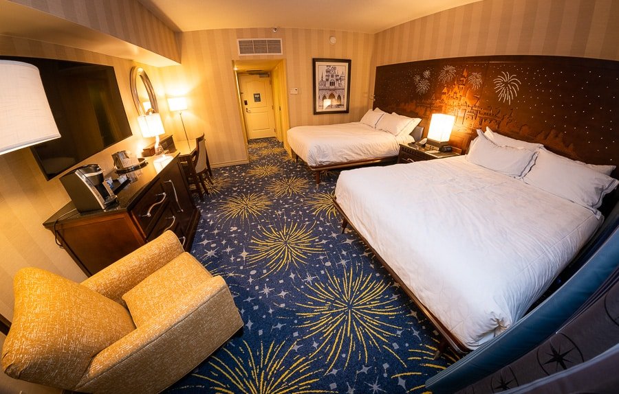 Disneyland-hotel-standard-room.jpg