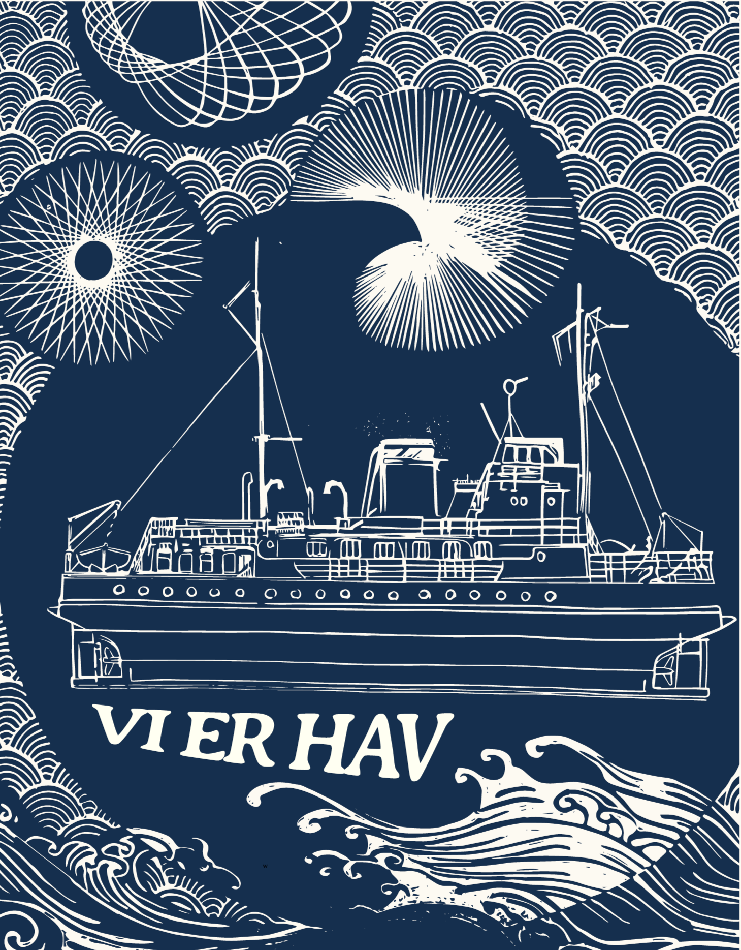 Illustration af en gammeldags båd med teksten 'VI ER HAV', omgivet af bølger og fyrværkeri i baggrunden.