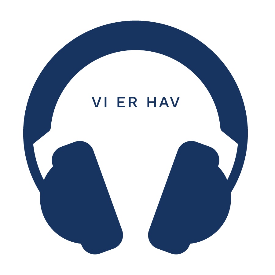Logo med høretelefoner og teksten 'VI ER HAV' på dansk.