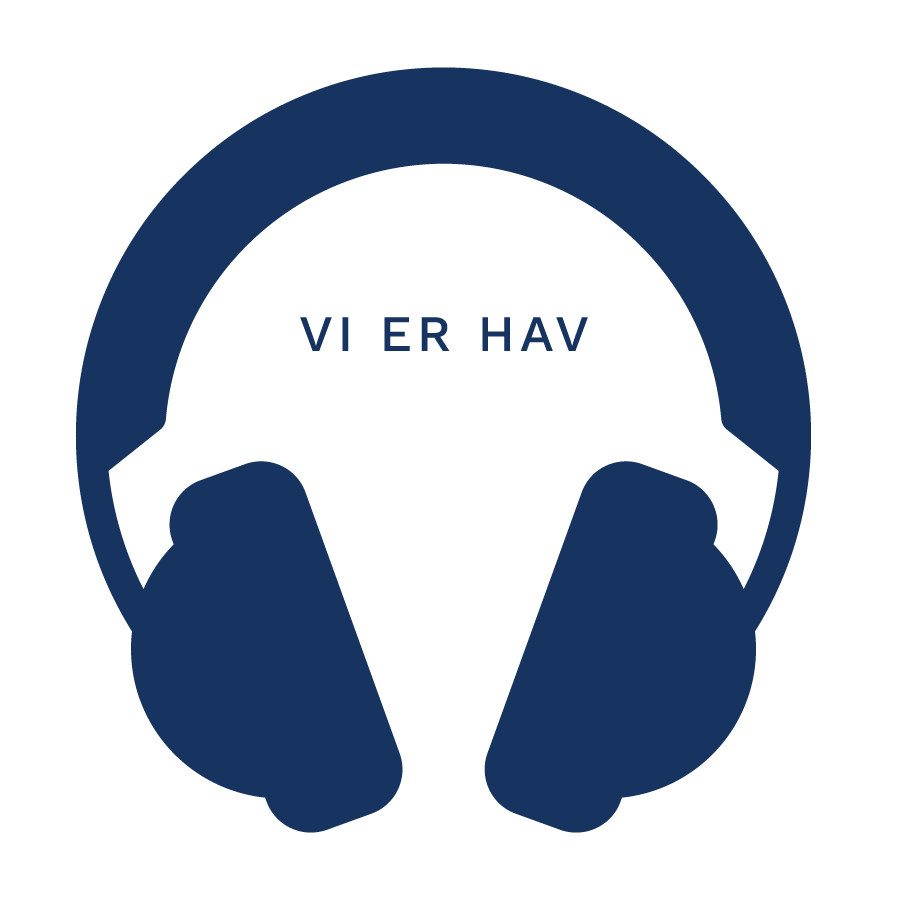 Illustration af en blå hjelm med høretelefoner, og teksten 'VI ER HAV' i midten.