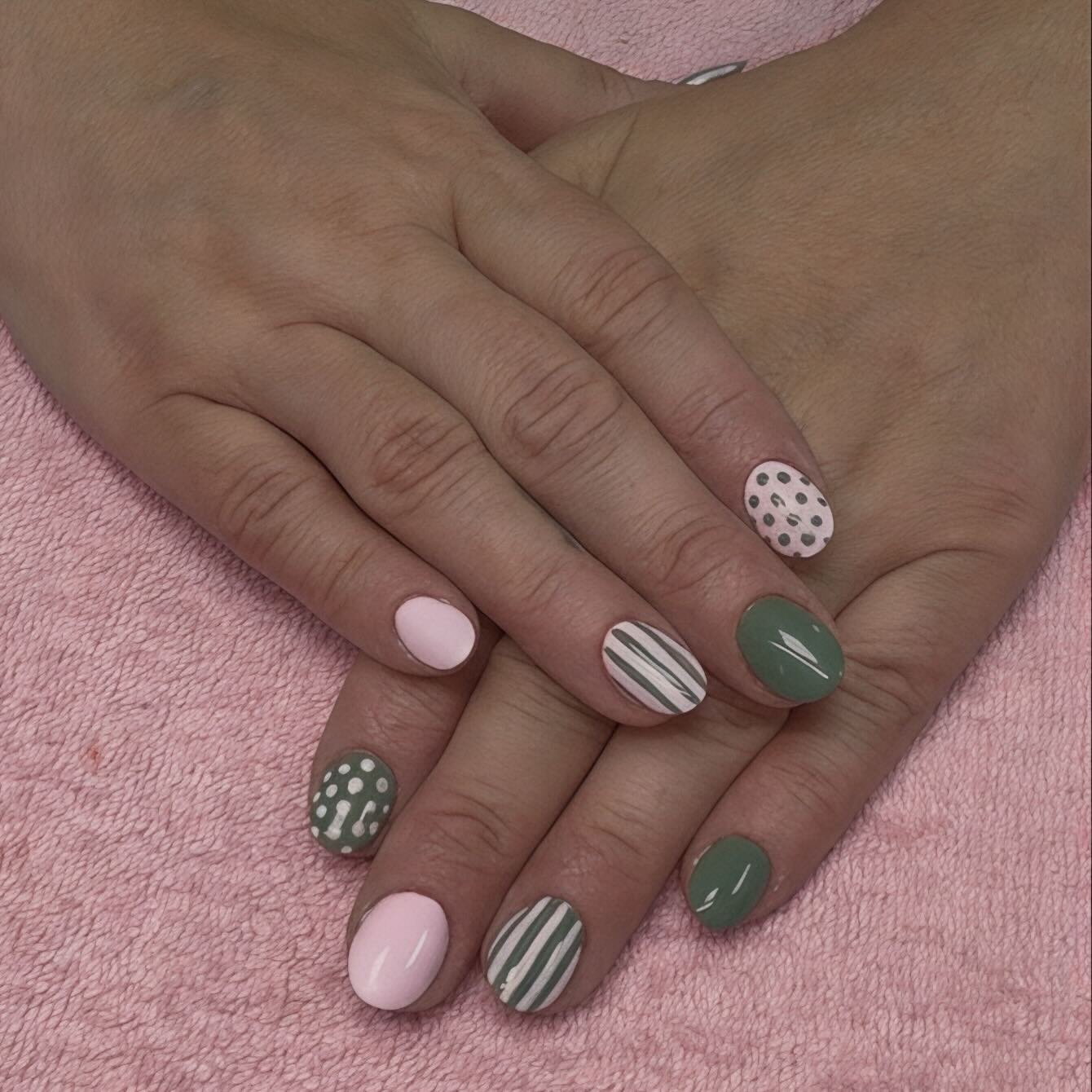 Green + pink was the combo, and I&rsquo;m obsessed 💚🩷
Using all things @dali.artistic - Dried sage HEMA free  and baby got pink UL+ 

Inspired by @amanda_byrne_nailartist 
Fresh, fun, and perfect for summer ✨

Ready for your next nail appointment? 