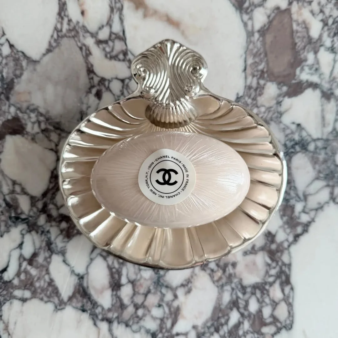 Timeless Beauty.
Silver plated shell shaped dish 🐚
#thechicaunt #silvertableware #chanelbeauty #vintageselection #vintagehomestyling