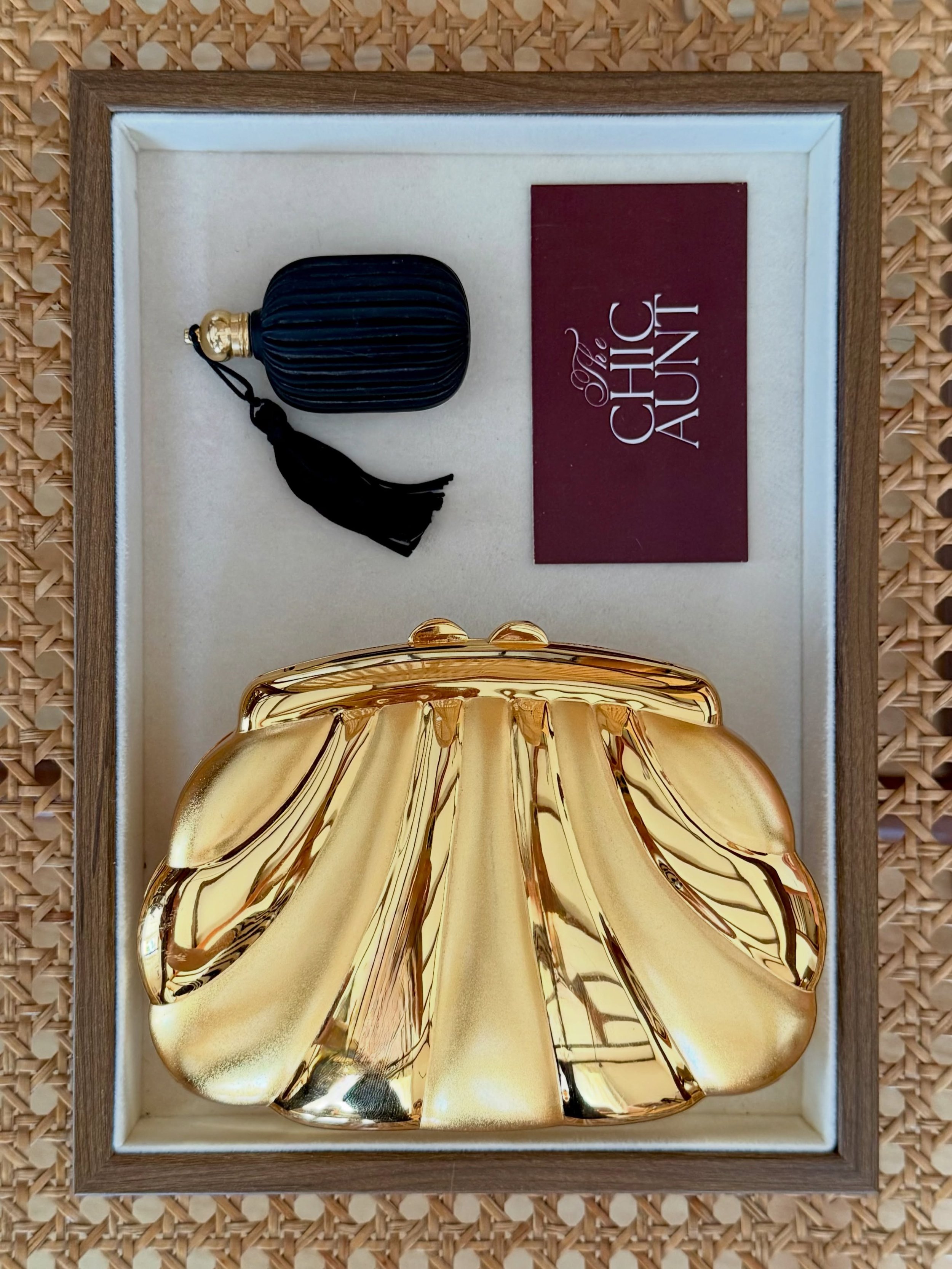 Shell shaped vintage minaudi&egrave;re with Original box 🐚 
available at www.thechicaunt.com

#thechicaunt #vintageshop #vintageselection #shellbag #curatedfashion