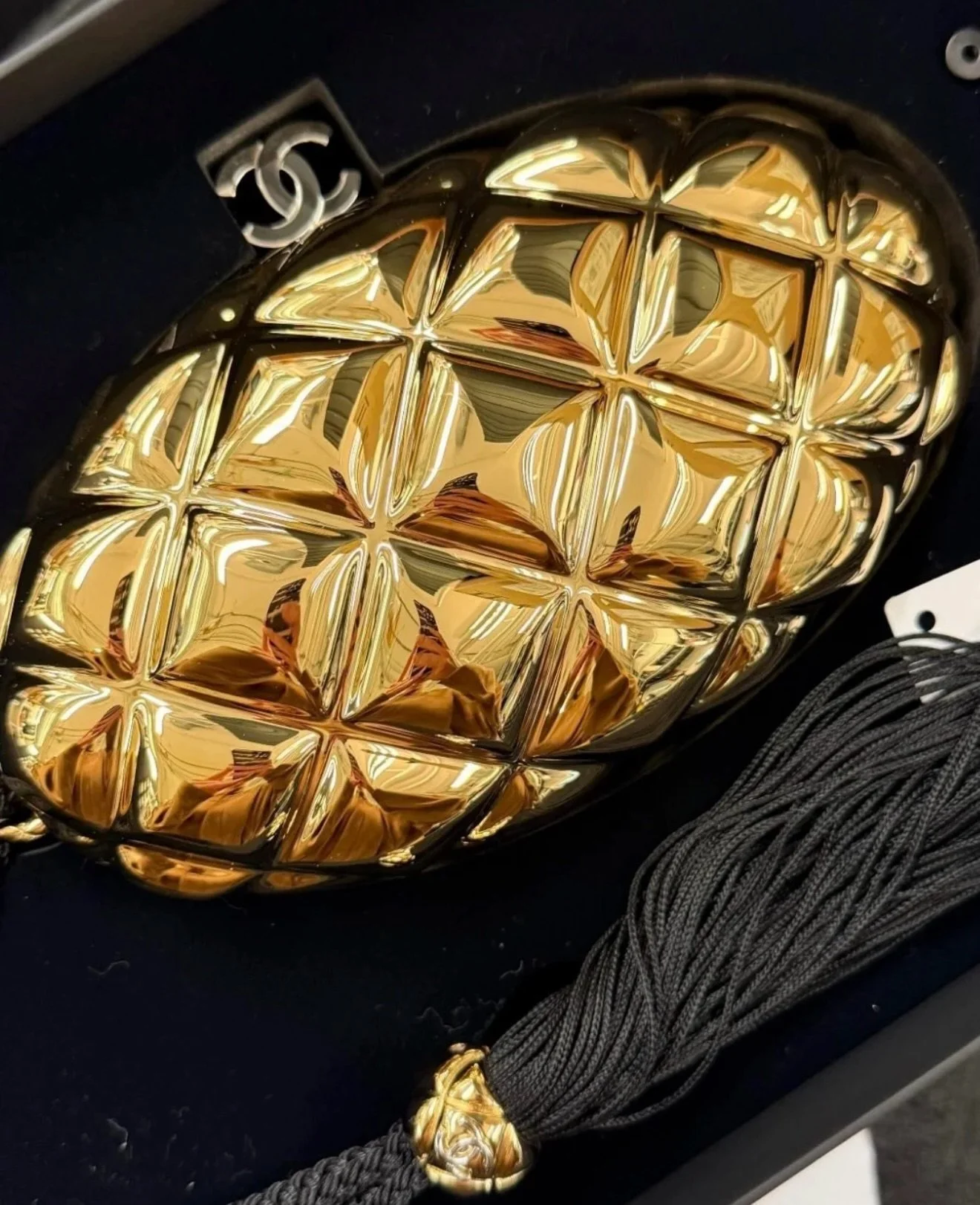Chic inspirations for next drop: Chanel Holiday collection 2025.
Opulent textures, intricate details and dramatic tassel. 
New drop laumching this weekend 🍸

#thechicaunt #tasselclutch #matthieublazy #vintageshop #vintageclutch