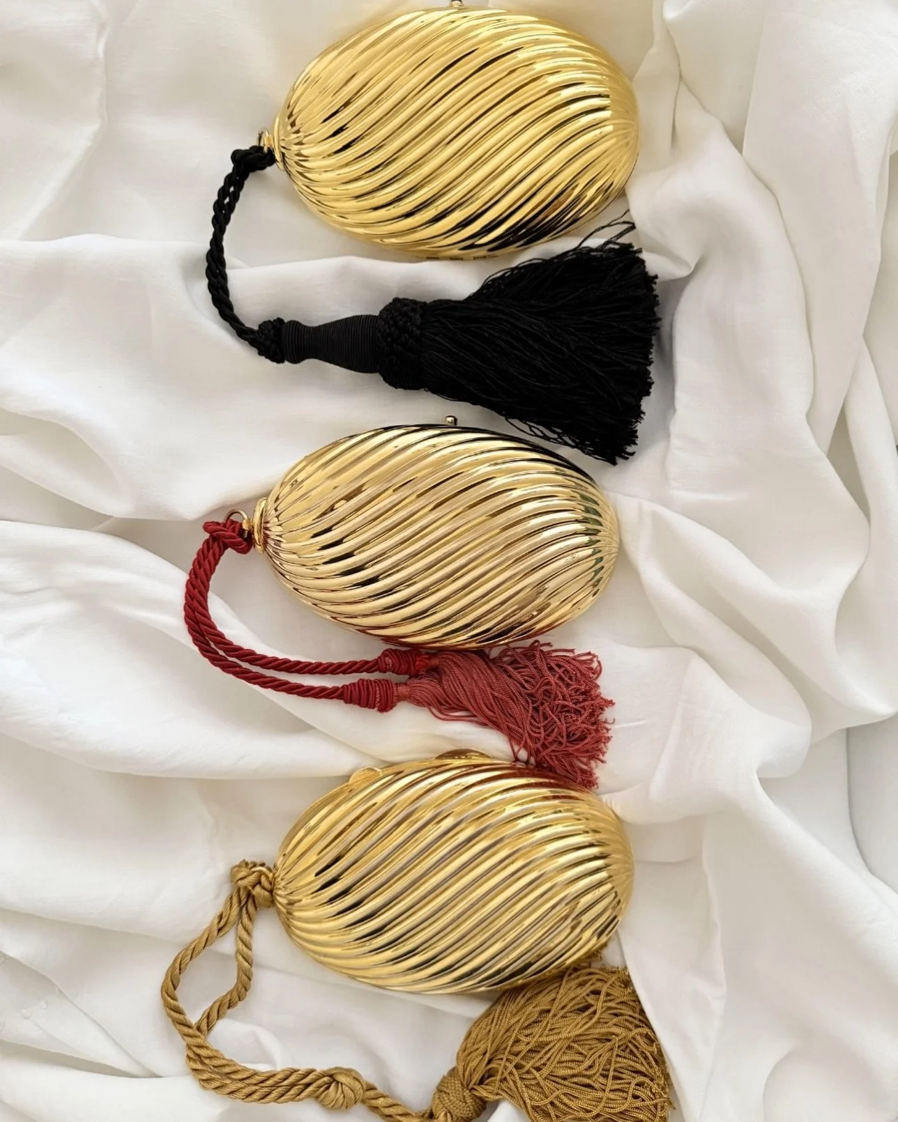 New drop just launched: a selection of statement vintage clutches. Now available at www.thechicaunt.com 🍸

#thechicaunt #vintagebags #vintagesection #vintageshop #chicfinds