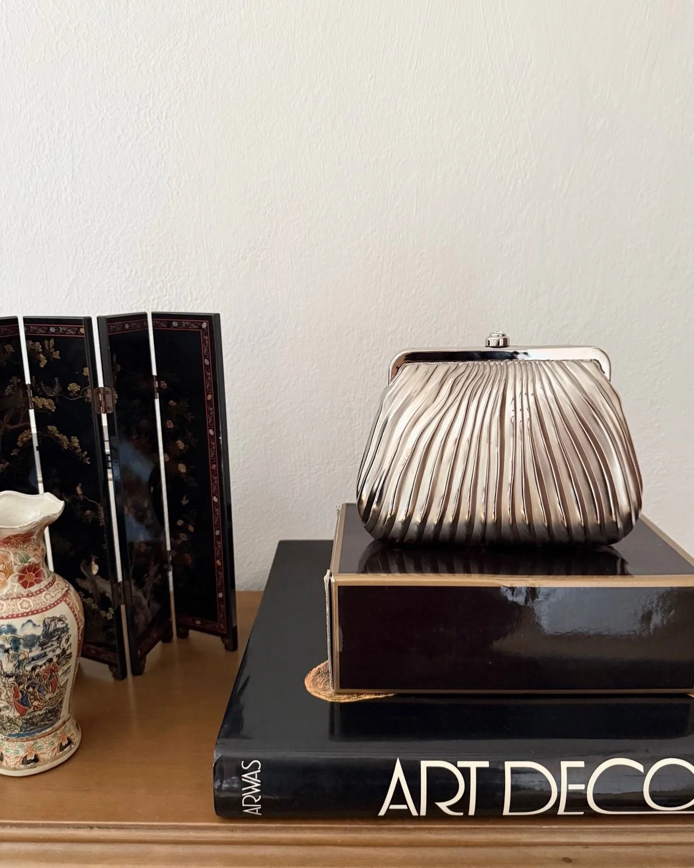 Scheilan Firenze Silver Clutch, Art Deco silhouette. Available 

#thechicaunt #silverclutch #artdeco #vintagebag