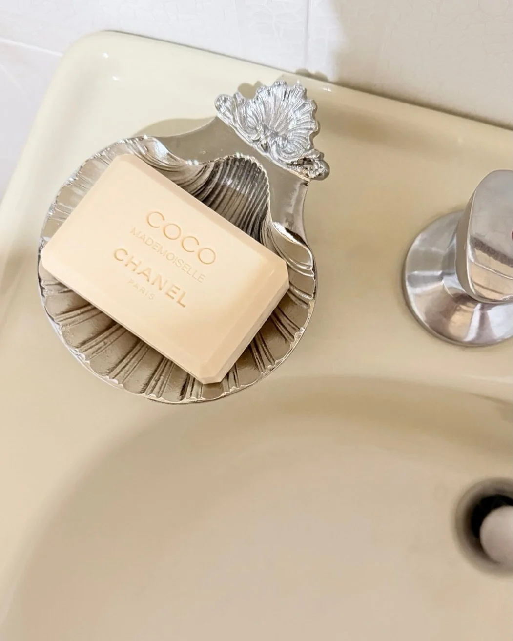Shell soap dish - Available 

#thechicaunt #shell #vintagehome #vintageshop #shellsoapdish