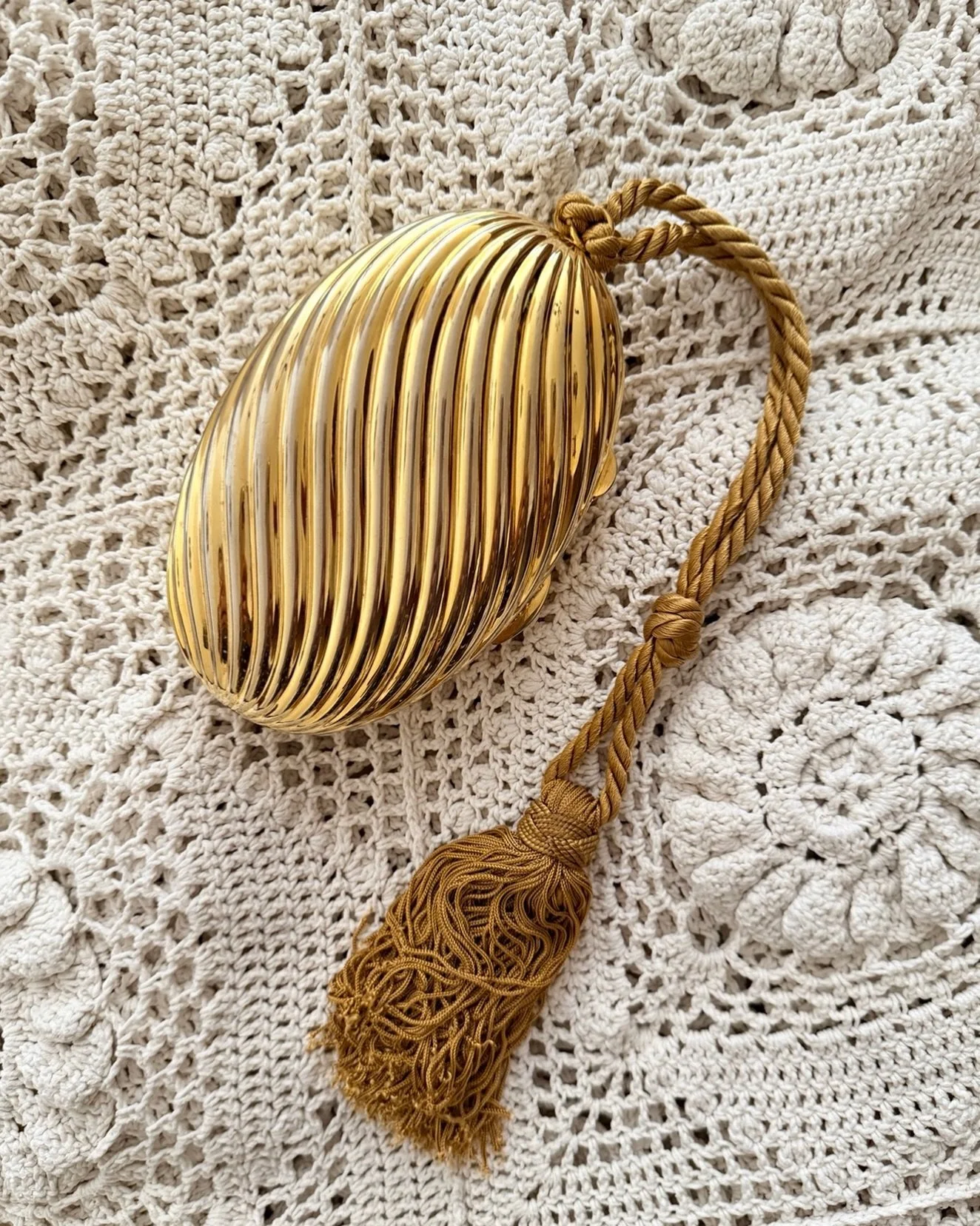 Gold Tassel Oval Clutch - Available at www.thechicaunt.com 

#thcechicaunt #artdeco #vintageselection