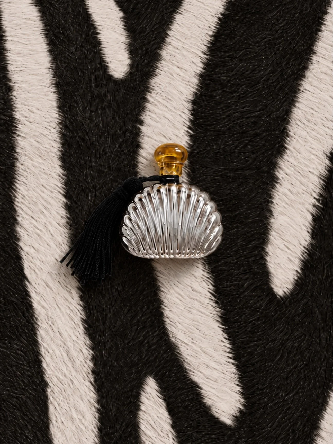 Chic little objects: Art Deco Silver bottle with tassel - Available 

#thechicaunt #artdeco #tassel #vintageselection #chicaccessories