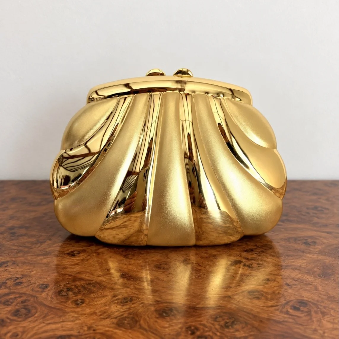 Shell Clutch Bag - Available 

#thechicaunt #vintageclutch #vintageselection #vintageshop