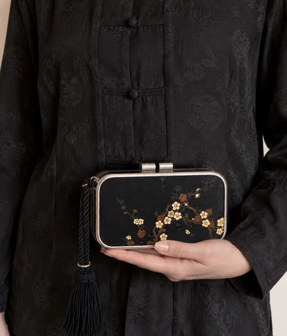 Tassel chinoiserie clutch - Sold

#thechicaunt #chinoiserie #vintageclutch #tasselclutch #vintagebags