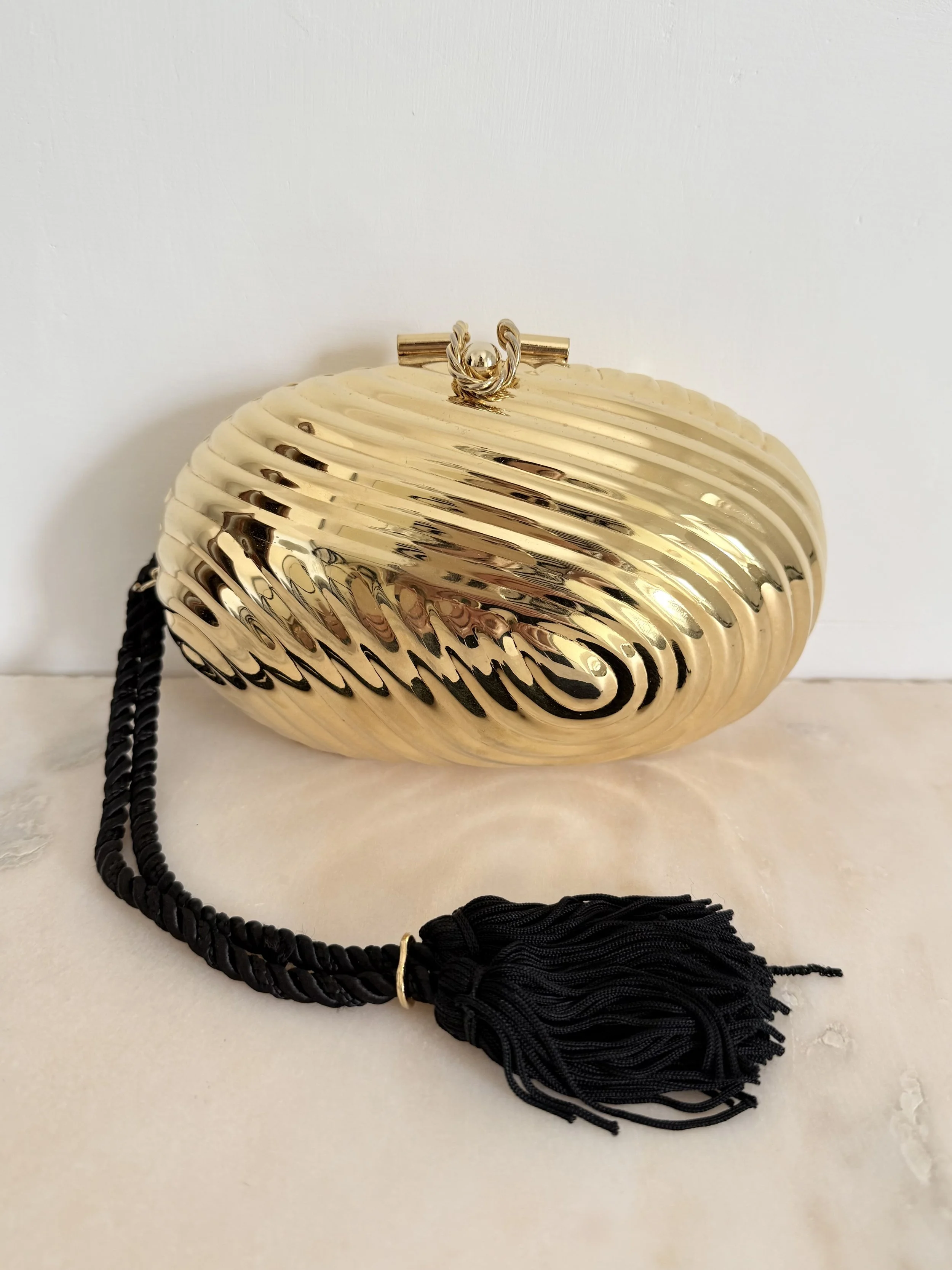 GOLD SWIRL EGG MINAUDIÈRE 1.jpeg