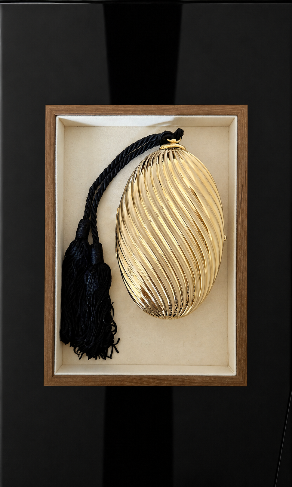 GOLD RIBBED EGG MINAUDIÈRE WITH TWO TASSELS 1.png