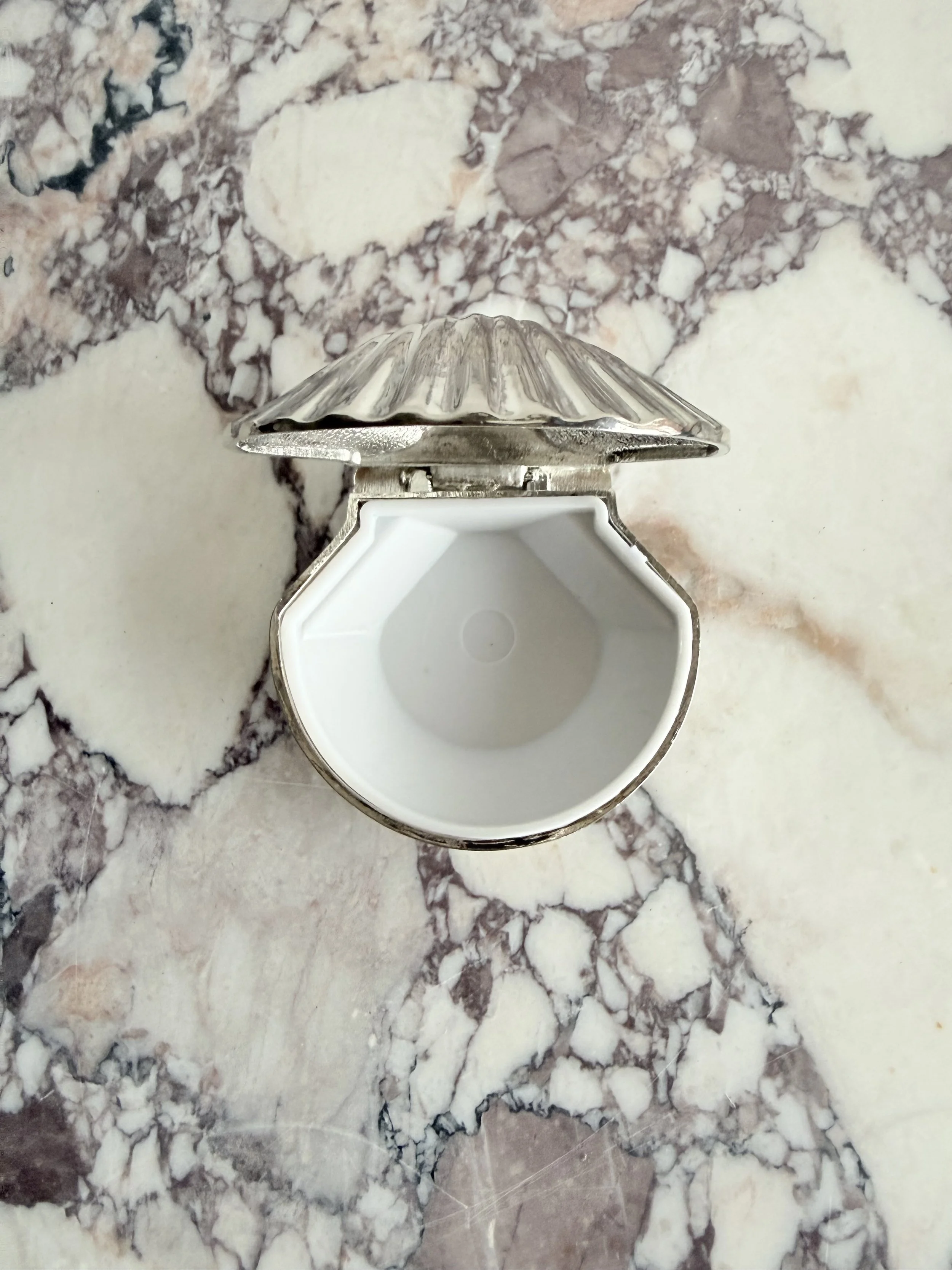 SHELL-SHAPED SILVER PLATED PILL BOX 4.jpeg