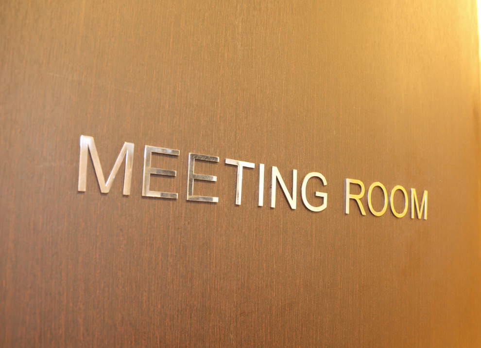 Segno sul muro che indica la stanza riunioni