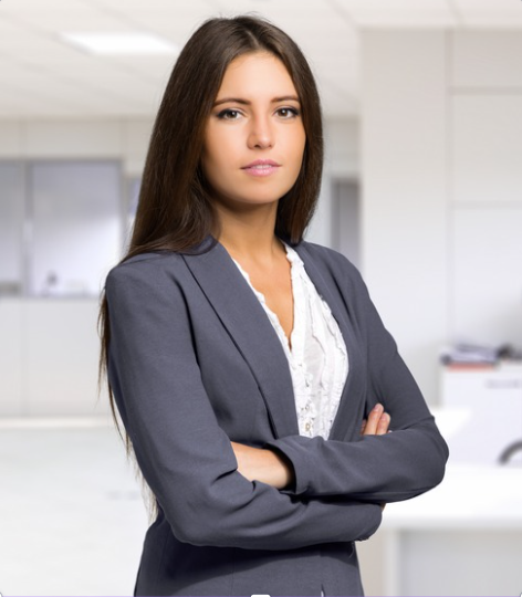 Una donna con abbigliamento da ufficio in un ambiente d'ufficio moderno