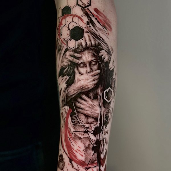 tatovering-blackwork-arm-dame-darmatiske-hender.jpg