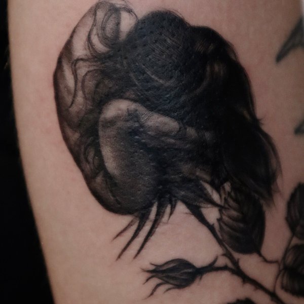 oslo-tattoo-artist-sam-kvinne-som-formen-av-en-rose