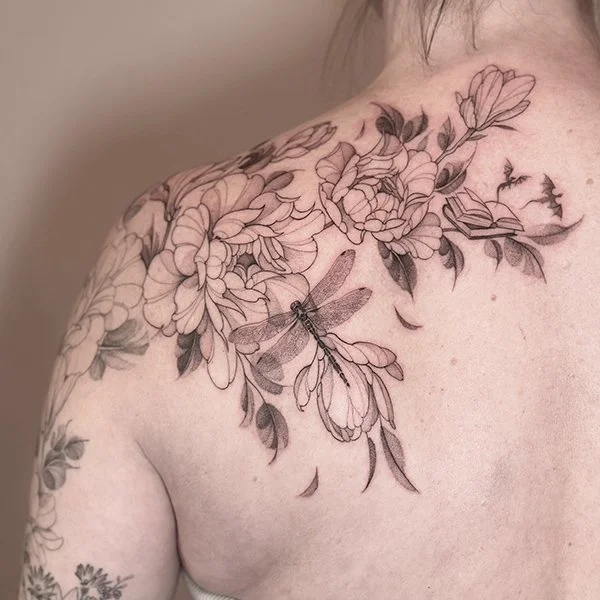 tatovering-fineline-skulder-blomster.jpg