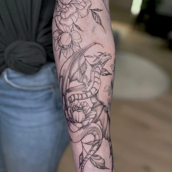 oslo-tattoo-artist-anja-tatovering-arm-drage-med-blomster-rundt