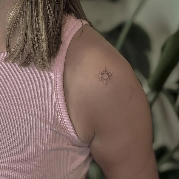 tatovering-sma-tatoveringer-skulder-sol.jpg