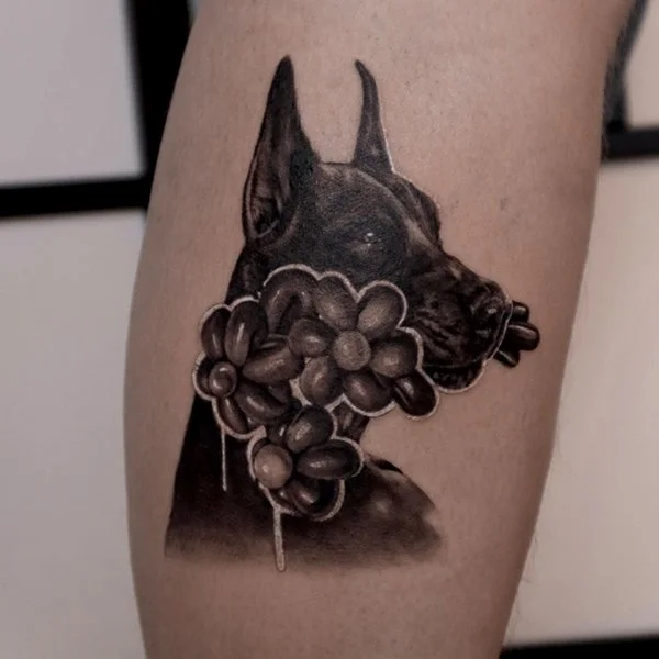 tatovering-surrealisme-bein-hund-med blomster-i-munnen.jpg