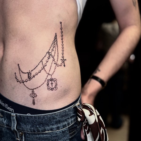 tatovering-blackwork-mage-smykker.jpg