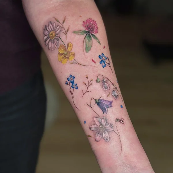 oslo-tattoo-artist-anja-tatovering-arm-blomster-farger
