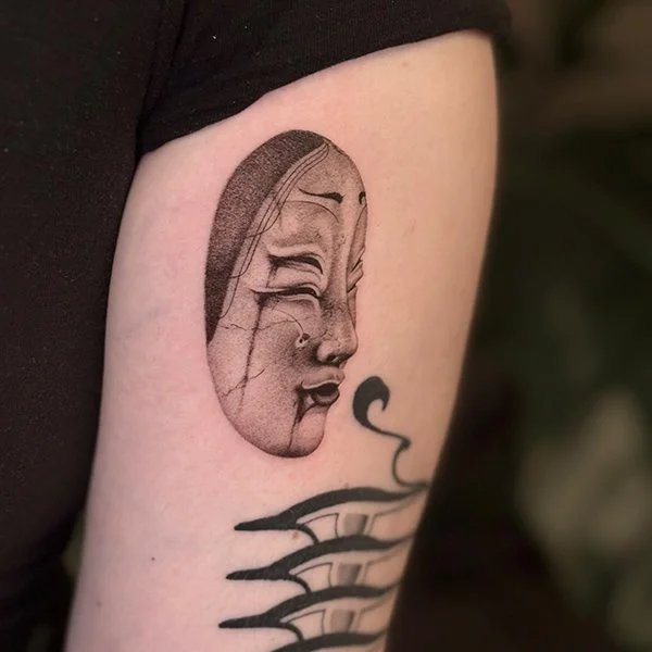 oslo-tattoo-artist-frida-tatovering-dotwork-maske