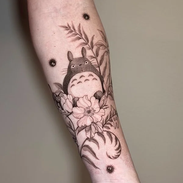tatovering-dotwork-underarm-totoro-blomster.jpg