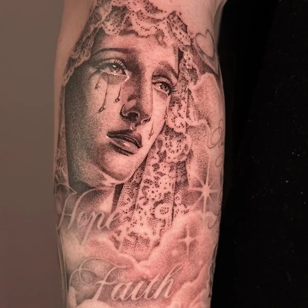 tatovering-mikrorealisme-arm-vakker-kvinne