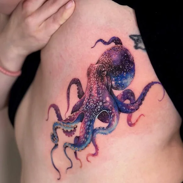 oslo-tattoo-artist-esther-tatovering-fargetatovering-ribbein-blekksprut