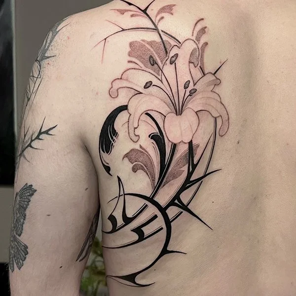 tatovering-ornamental-rygg-lilje.jpg