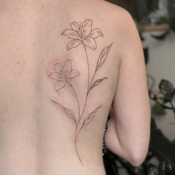 tatovering-floral-rygg-liljer.jpg