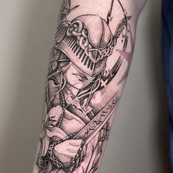 tatovering-dotwork-underarm-kvinne-i-rustning.jpg