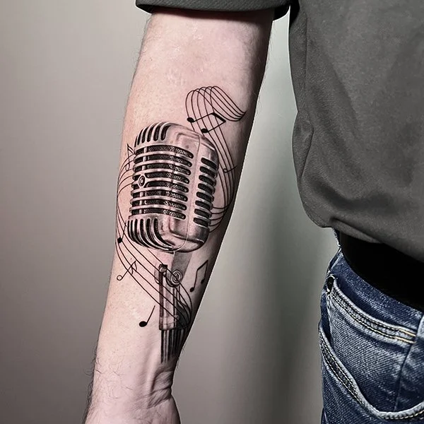 tatovering-realisme-underarm-mikrofon-noter.jpg