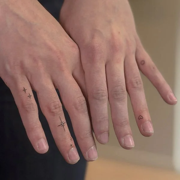 tatovering-sma-tatoveringer-hender-stjerner-hjerter.jpg