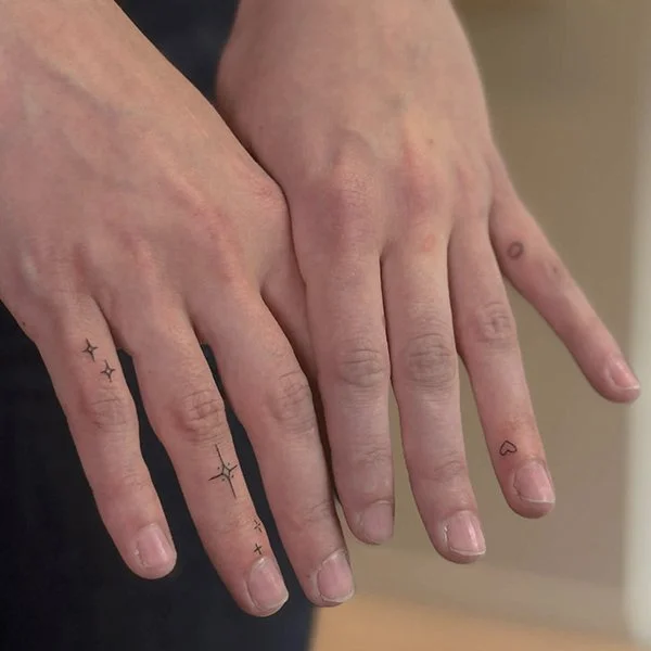tatovering fineline hender stjerner