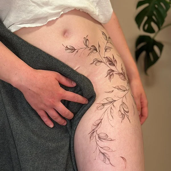 tatovering-floral-hofte-lar-blader.jpg
