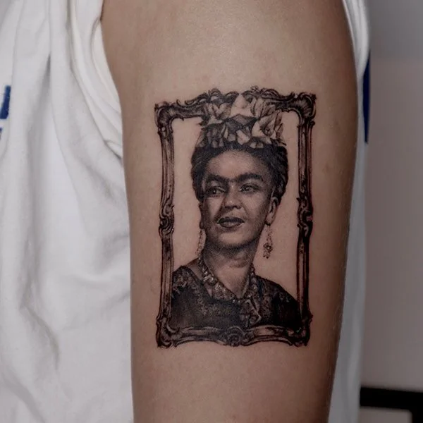 tatovering-mikrorealisme-overarm-frida-kahlo.jpg
