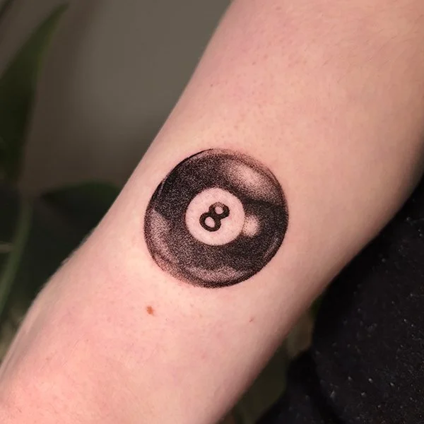 oslo-tattoo-artist-frida-tatovering-arm-eight-ball
