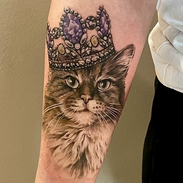 tatovering-fargetatovering-underarm-katt-krone.jpg